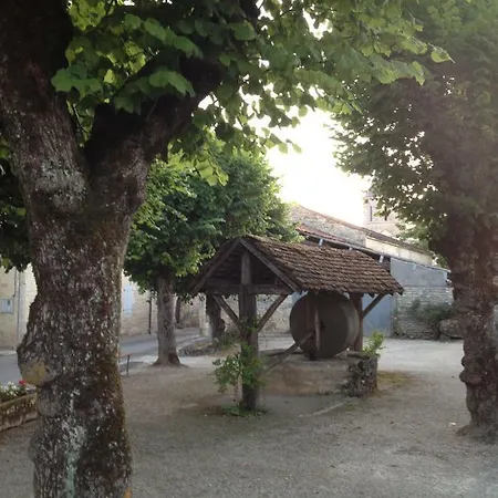 Le Grenier 1 Rue Verte 16140 France Bed & Breakfast 3*